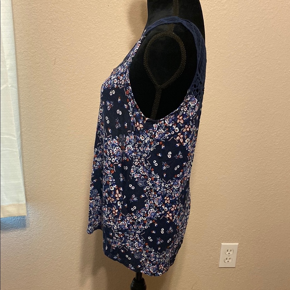 Sleek Navy Floral Tank Top for Effortless Style - Picture 3 of 8
